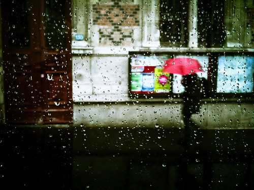 雨在玻璃上的唯美图片 雨天玻璃上的水珠意境图片 雨后玻璃窗图片