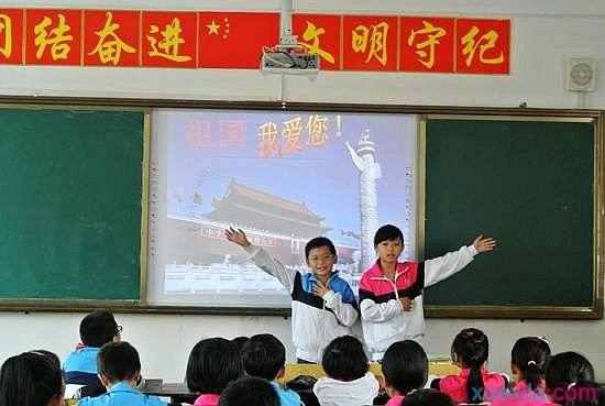 学生演讲动作图片