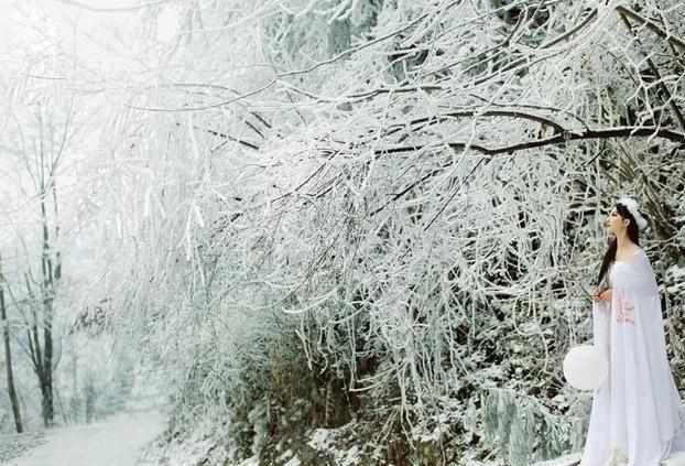 唯美雪景人像摄影图片