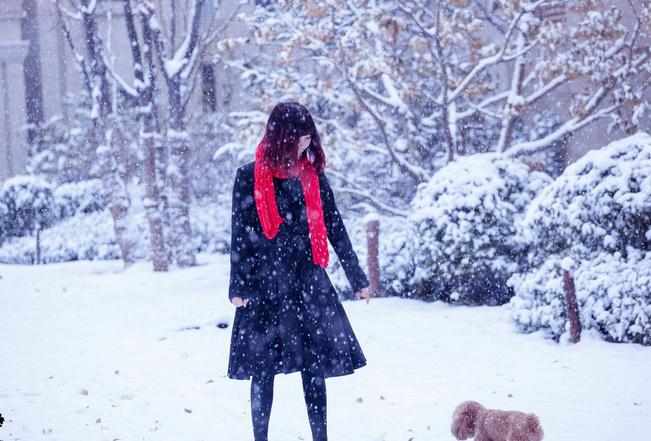 唯美雪景人像摄影图片