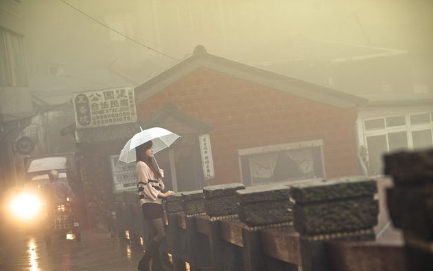 雨中人像借用光线营造迷人气氛