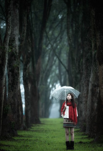 雨中人像借用光线营造迷人气氛