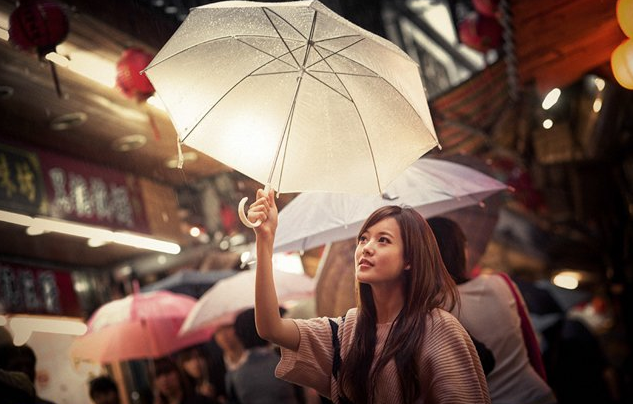 雨中人像借用光线营造迷人气氛