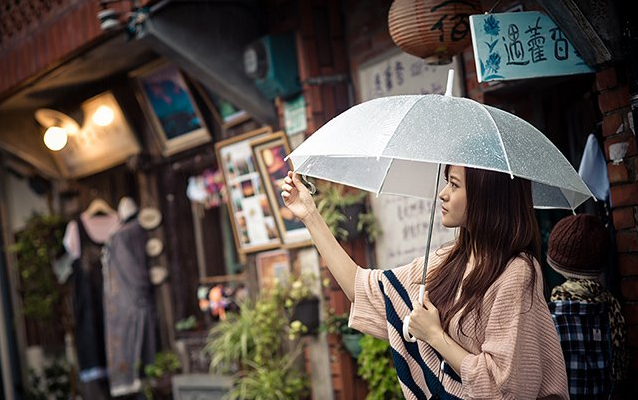 雨中人像借用光线营造迷人气氛